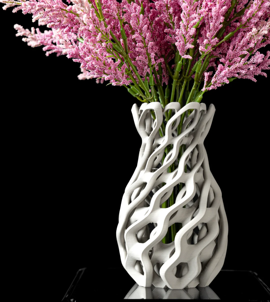 Jarrón de flores con cadena